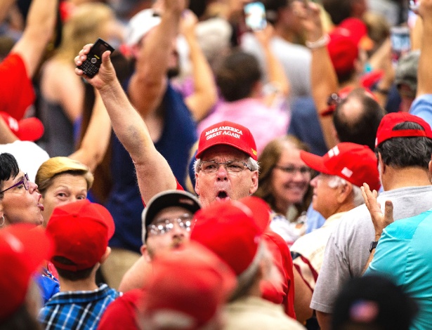 4.ago.2018 - Homem grita para repórteres em comício do presidente americano Donald Trump em uma escola nos arredores de Columbus, Ohio - Al Drago/The New York Times