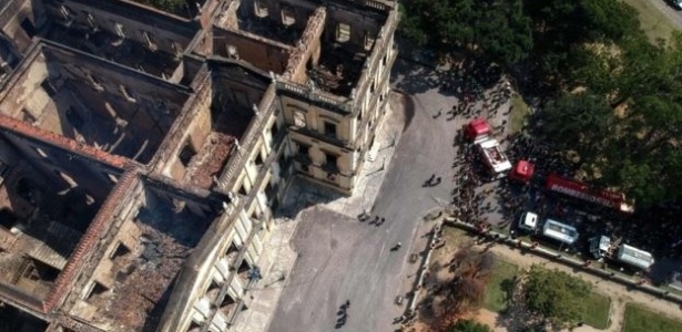 Imagem aérea mostra a destruição do Museu Nacional após incêndio - AFP