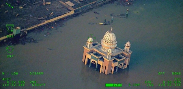 Mesquita inundada após o tsunami que atingiu Palu, na Indonésia, na semana passada - BNPB / AFP