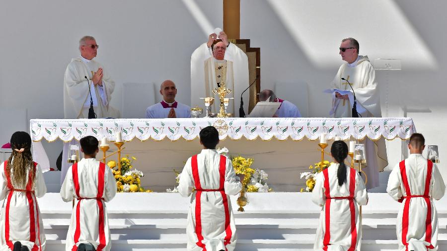 5.fev.2019 - Papa Francisco celebra missa para aproximadamente 170.000 pessoas nos Emirados Árabes Unidos. País é o berço do Islã e um dos mais abertos a outras religiões da região - GIUSEPPE CACACE/AFP