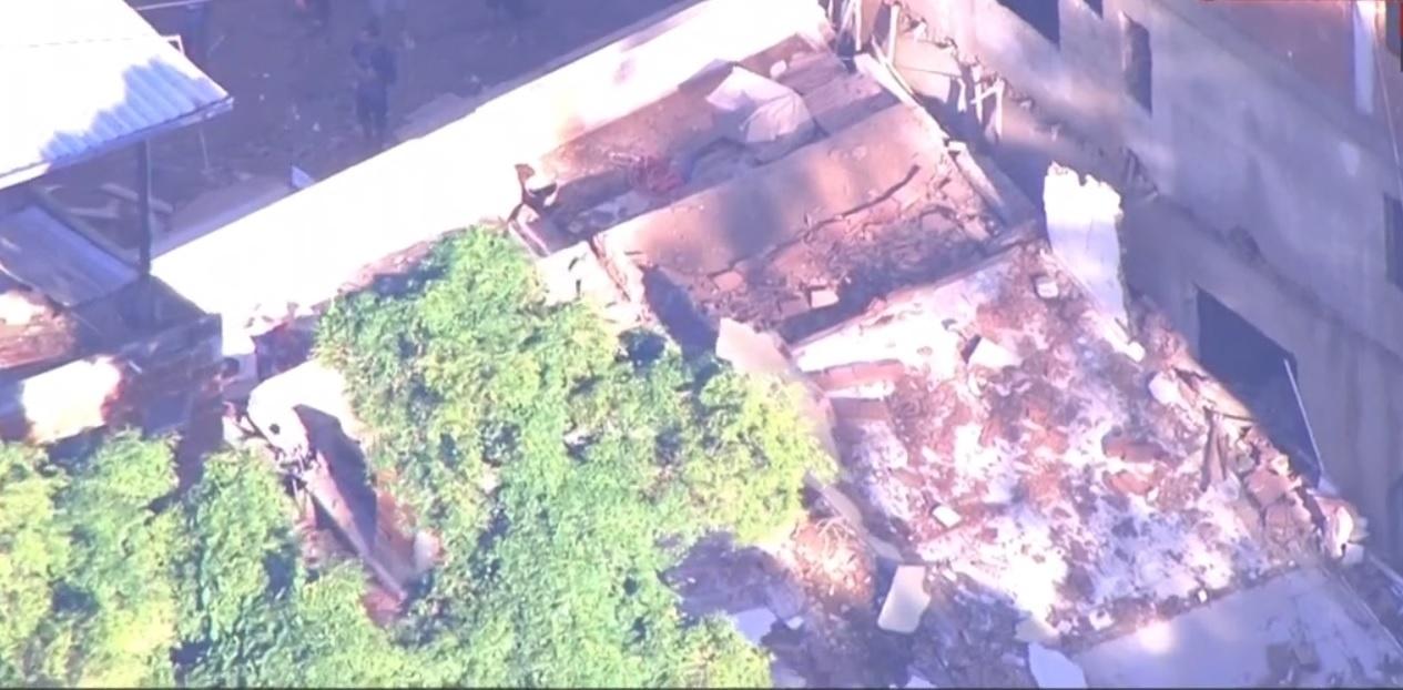 12.abr.2019 - Dois prédios desabaram no início da manhã na comunidade Muzema, na zona oeste do Rio de Janeiro - Reprodução/TV Globo