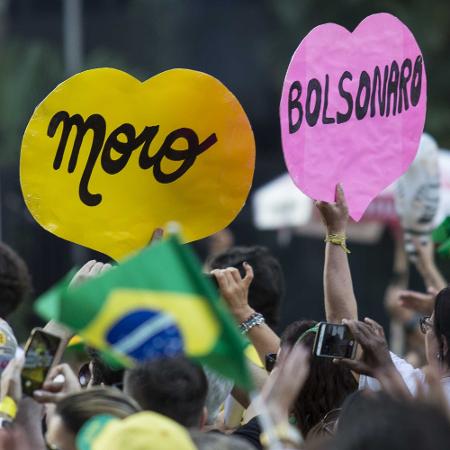 Cartazes em formato de coração com os nomes de Sergio Moro e Jair Bolsonaro durante manifestação na avenida Paulista - Vilmar Bannach/Photopress/Estdão Conteúdo