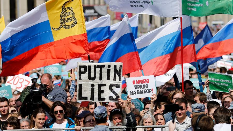 Manifestantes participam de ato em Moscou em defesa de candidatos independentes e de oposição que tiveram seus registros rejeitados - Maxim Zmeyev/AFP