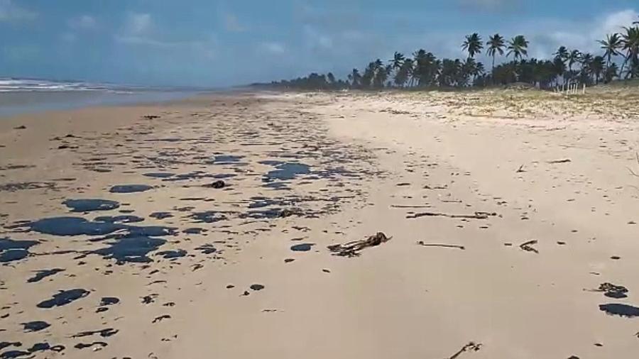 Manchas de óleo em praia da Bahia - João Arthur - 4.out.19/Projeto Tamar
