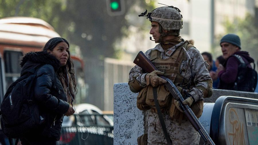 21.out.2019 - Soldado faz guarda em rua de Santiago, capital do Chile, após fim de semana com protestos violentos e mortes - Pedro Ugarte/AFP