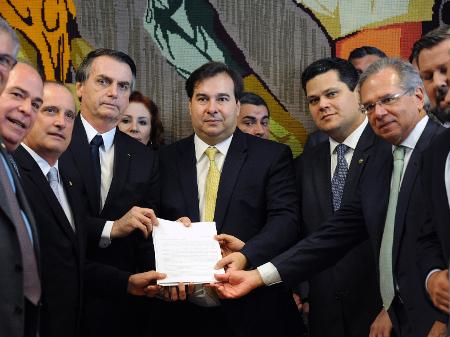 O presidente Jair Bolsonaro com ministros ao lado do presidente da Câmara, Rodrigo Maia, e do Senado, Davi Alcolumbre - Luis Macedo/Câmara dos Deputados