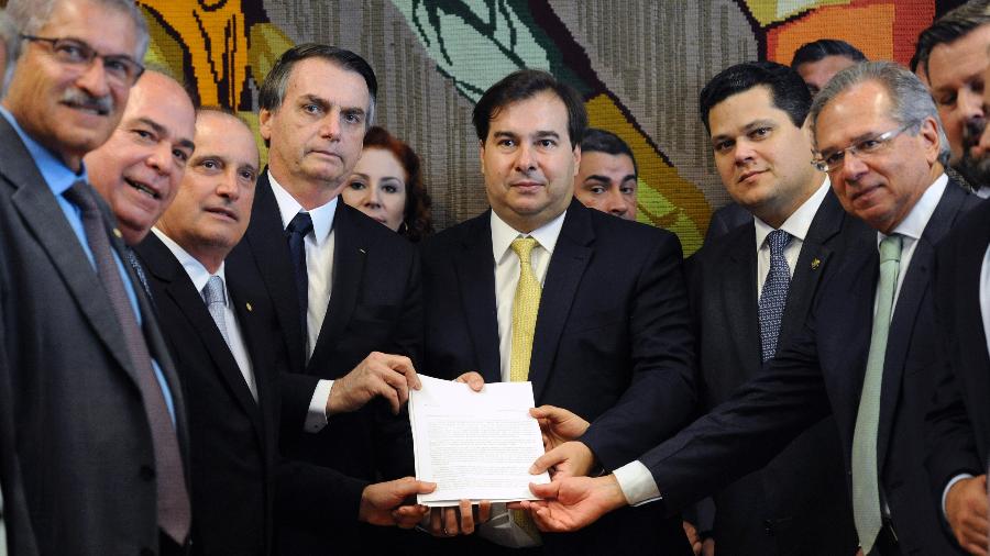 O presidente Jair Bolsonaro com ministros ao lado do presidente da Câmara, Rodrigo Maia, e do Senado, Davi Alcolumbre - Luis Macedo/Câmara dos Deputados
