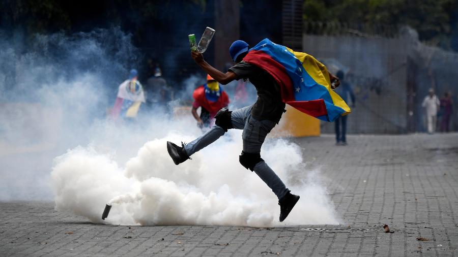 10/03/2020 - Um manifestante pró-Juan Guaidó durante protesto em Caracas, na Venezuela - Federico Parra / AFP