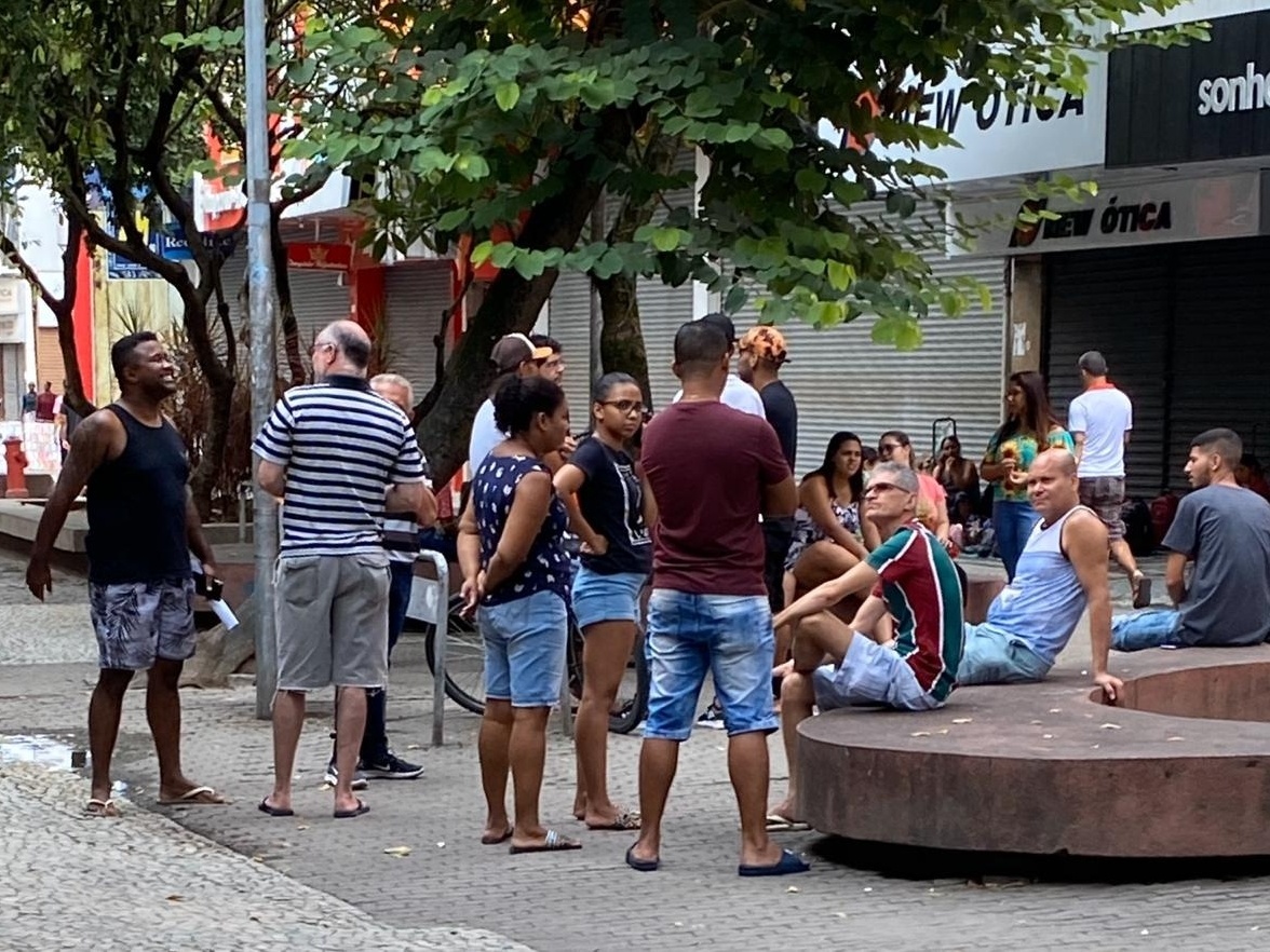 'Deus me protege': bairro do RJ onde Bolsonaro teve mais voto ignora corona