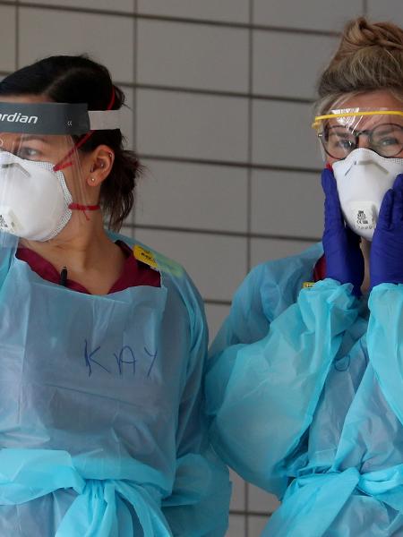 Equipe médica no hospital St. Thomas, em Londres, com equipamentos de proteção contra coronavírus - HANNAH MCKAY