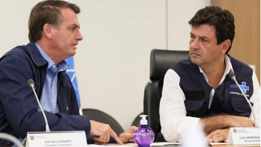 Jair Bolsonaro e o ex-ministro da saúde Luiz Henrique Mandetta em reunião com a FNP, em março - Foto: Isac Nóbrega/PR