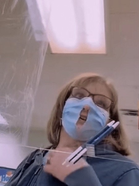 Coronavírus: Mulher fez furo em máscara durante ida a supermercado nos EUA - Reprodução