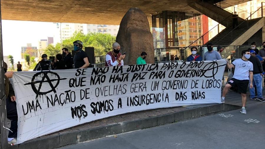 31.mai.2020 - Faixa com crítica ao governo Jair Bolsonaro é exibida em protesto na avenida Paulista, em São Paulo - Aiuri Rebello/UOL