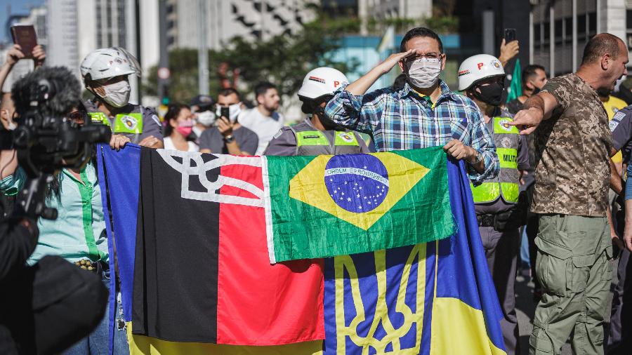Bandeiras também utilizadas por grupos neonazistas na Avenida Paulista -  LEO ORESTES/FRAMEPHOTO/ESTADÃO CONTEÚDO