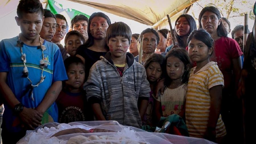 Indígenas reunidos no velório do guarani-kaiowá Clodiodi Aquileu Rodrigues de Souza, assassinado após um ataque de fazendeiros no Mato Grosso do Sul em 14/06/2016 - Ana Mendes/ Cimi