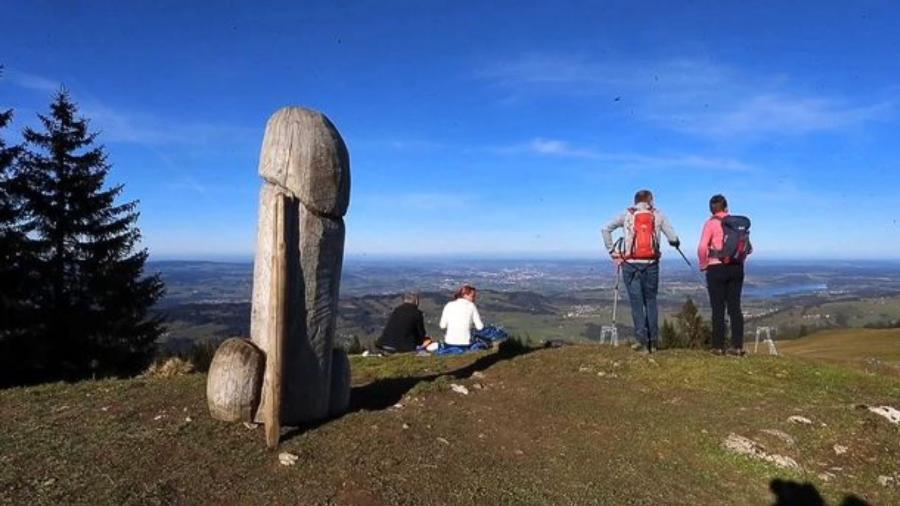 Escultura em forma de pênis que desapareceu de uma montanha no estado da Bavária, na Alemanha - Reprodução/Instagram/szmuenchen