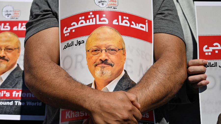 Amigos de Jamal Khashoggi seguram fotos dois anos após a morte do jornalista - Ozan KOSE / AFP