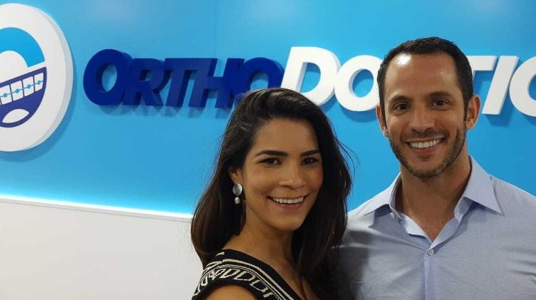 Amanda Malucelli, ex-servidora da Justiça do PR, abriu com o marido, Fernando, duas franquias da OrthoDontic - Divulgação - Divulgação