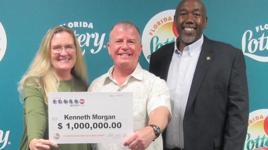 Kenneth Morgan com seu cheque de US$ 1 milhão - Divulgação/Twitter/@floridalottery