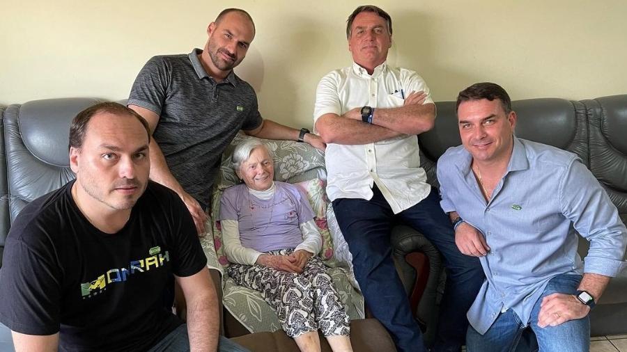 21.ago.2021 - O senador Flávio Bolsonaro postou foto no Instagram com o pai, o presidente Jair Bolsonaro, e os irmãos Carlos e Eduardo em visita à avó Olinda em Eldorado, interior de São Paulo. Todos estavam sem máscara de proteção contra a covid-19 - Reprodução