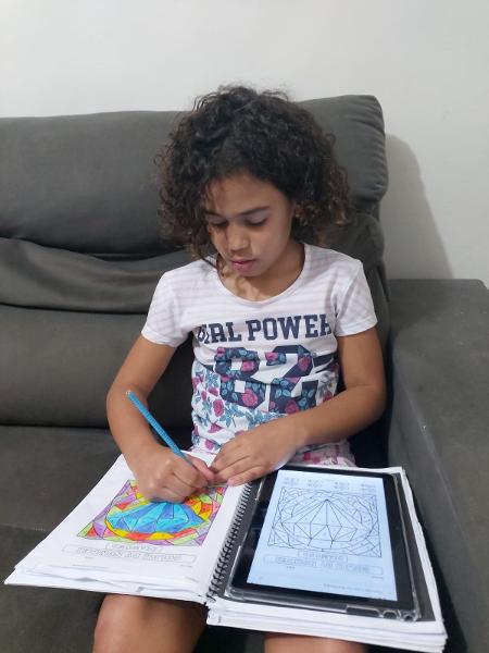 A aluna Helena Machado, 9, recebeu um tablet, mas o chip da prefeitura não têm sinal na sua casa - Arquivo pessoal