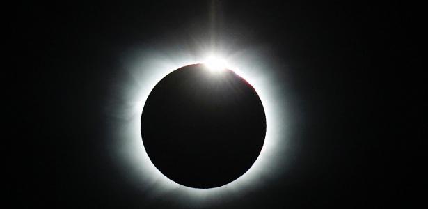 Visão do eclipse solar total a partir da geleira Union pela estação chilena na Antártida