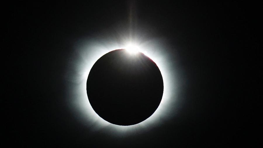 Visão do eclipse solar total a partir da geleira Union pela estação chilena na Antártida - FELIPE TRUEBA/AFP
