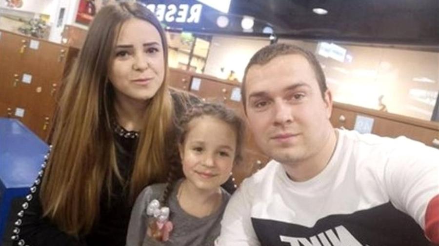 5.mar.2022 - Oleg (à direita) com sua esposa, Irina, e sua filha de 6 anos, Sofia - Arquivo Pessoal