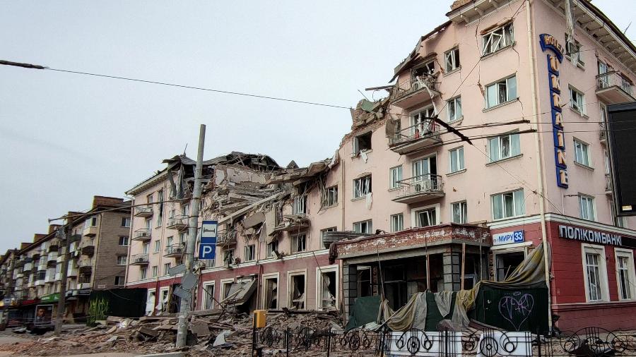 Visão externa mostra hotel destruído após ataque aéreo no centro de Chernigov, na Ucrânia - REUTERS/Oleh Holovatenko