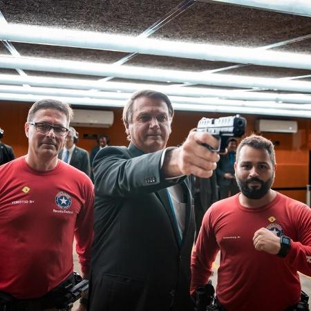 Bolsonaro posa com arma ao lado de servidores da Receita - Divulgação/Sindifisco Nacional de Brasília