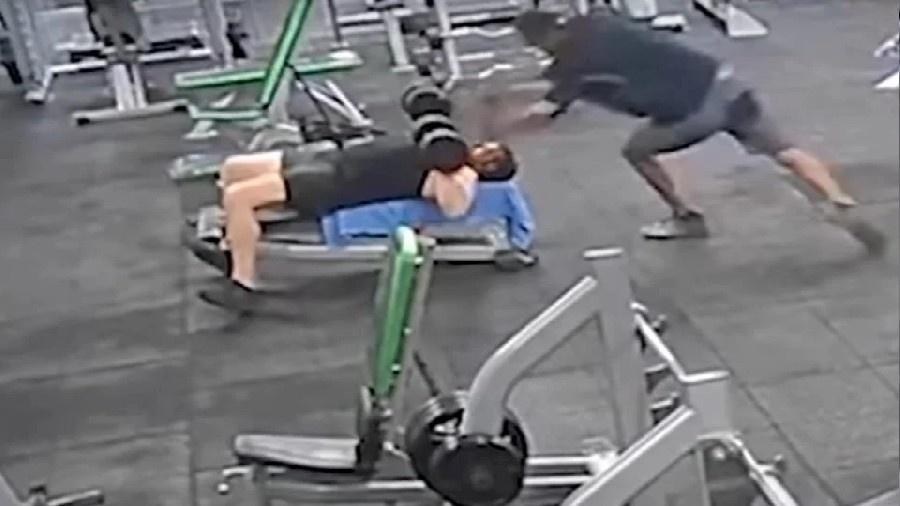 Câmeras de segurança em academia mostram momento que homem solta peso de 20 kg em cima do colega. - Reprodução/YouTube