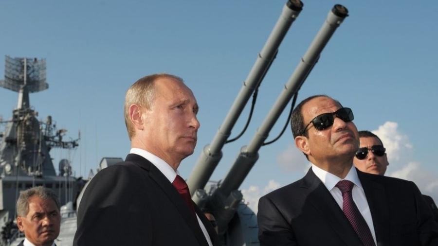 Vladimir Putin e o presidente egípcio Abdel Fattah al Sisi durante uma visita ao Moskva em agosto de 2014 - Getty Images