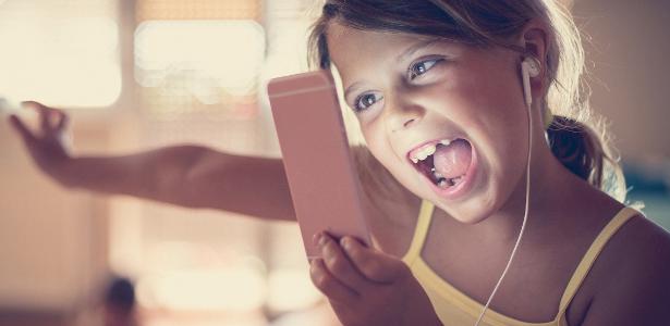 'Aos 6, ela faz publi de cassino online': por que redes ignoram crianças?