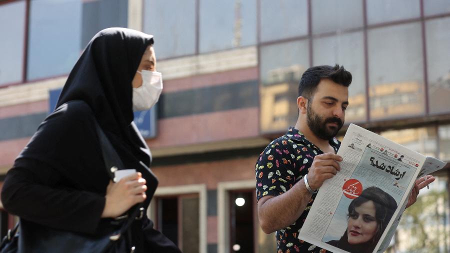 Capa de jornal com foto de Mahsa Amini, mulher que morreu após ser presa pela polícia moral do Irã por suposto uso inadequado do hijab, tradicional véu islâmico