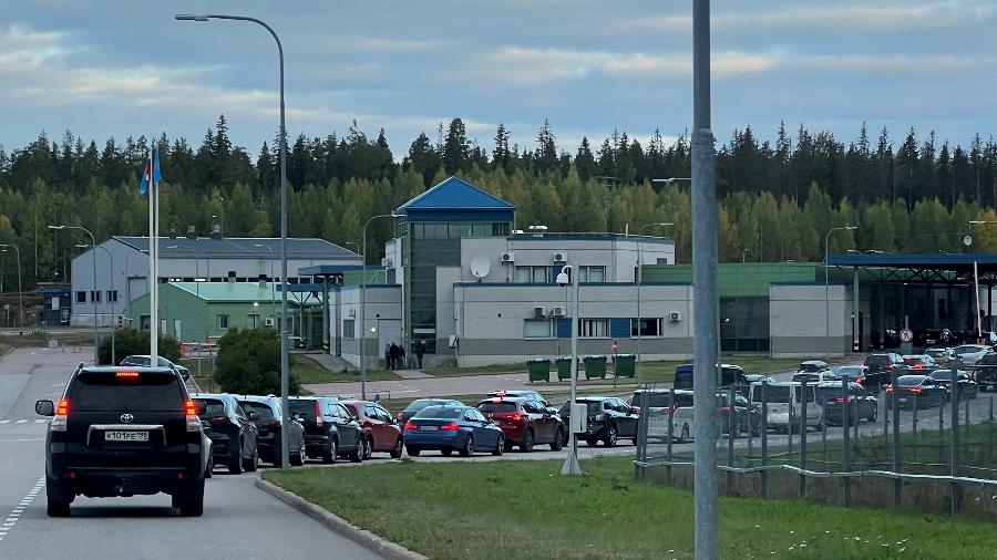 Carros fazem fila para entrar no posto de controle de Brusnichnoye na fronteira entre Rússia e Finlândia - Reuters