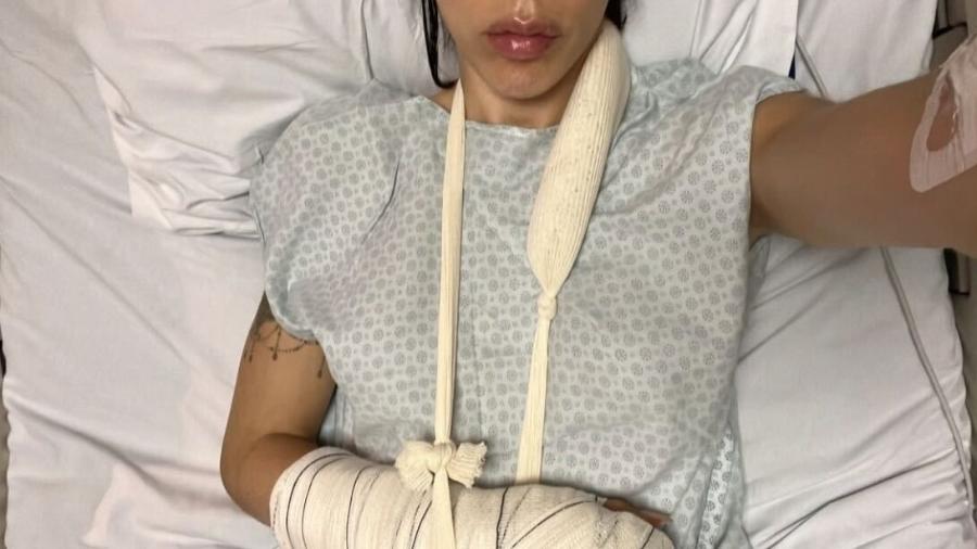 Priscila Reis, 32, sofreu ferimento tão profundo na mão direita que precisou operar o tendão e perdeu o movimento do dedo - Arquivo pessoal