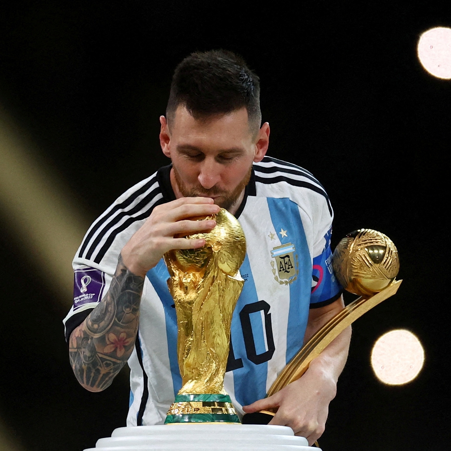 Bola de Ouro 2023: Messi leva o prêmio de melhor jogador do mundo pela  oitava vez - Netflu - Futebol Internacional