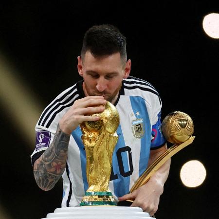 Lionel Messi beija o troféu da Copa do Mundo após receber o prêmio Bola de Ouro