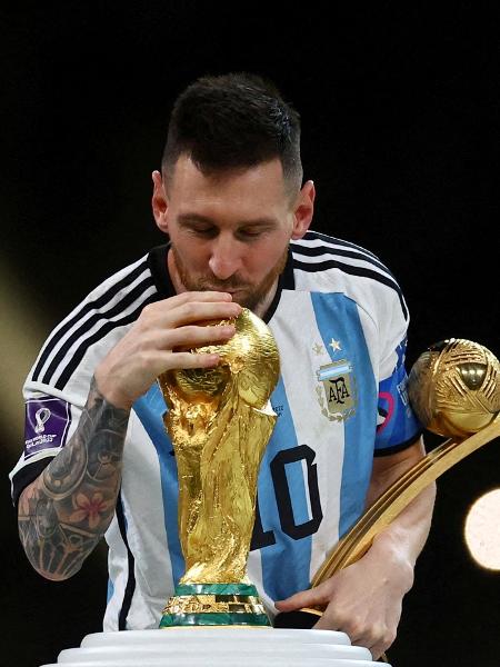 18.dez.2022 - Lionel Messi beija o troféu da Copa do Mundo após receber o prêmio Bola de Ouro - Kai Pfaffenbach/Reuters