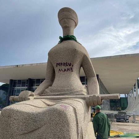 Estátua simbolizando a Justiça na frente do STF (Supremo Tribunal Federal) foi vandalizada por extremistas bolsonaristas