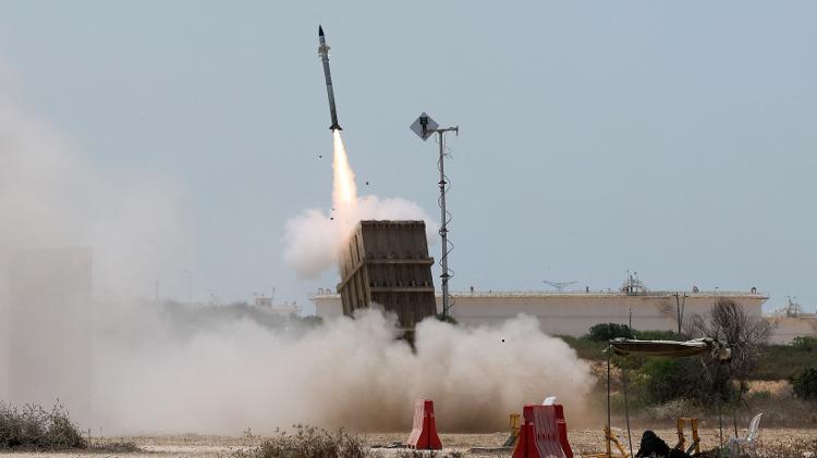 7.ago.2022 - Domo de Ferro, escudo antimísseis de Israel, dispara para interceptar foguete disparado da Faixa de Gaza