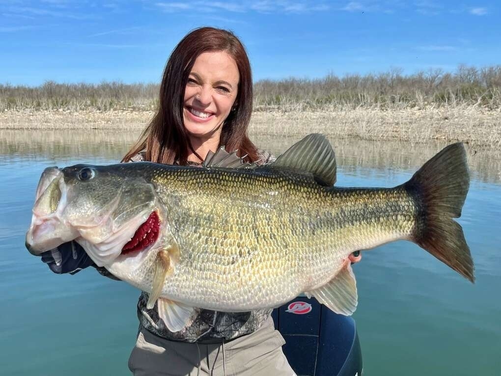 Norte-americana quebra recorde ao fisgar peixe com 5,5 kg no Texas