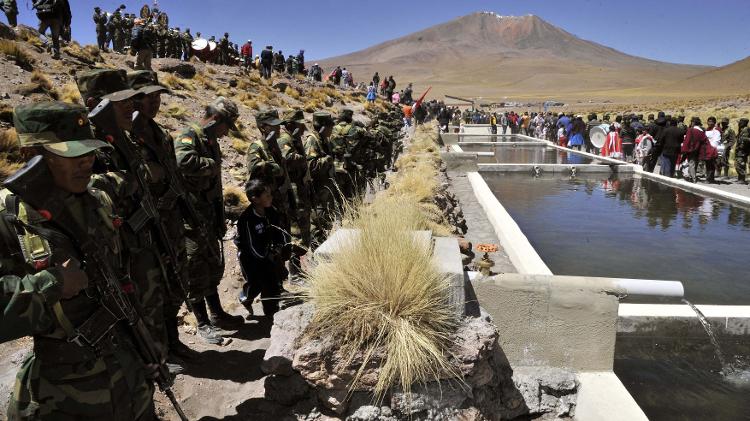 Em foto de 2013, cerimônia de inauguração de viveiros de criação de trutas --cheios de água do rio Silala, na Bolívia