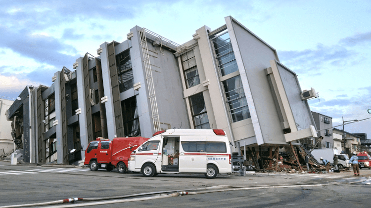 Um prédio que colapsou após o terremoto em Wajima, Ishikawa