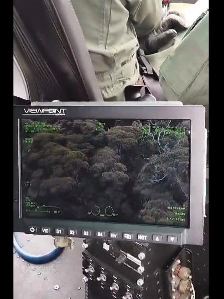 Policiais utilizam equipamentos aéreos em busca por helicóptero que desapareceu com quatro pessoas a bordo