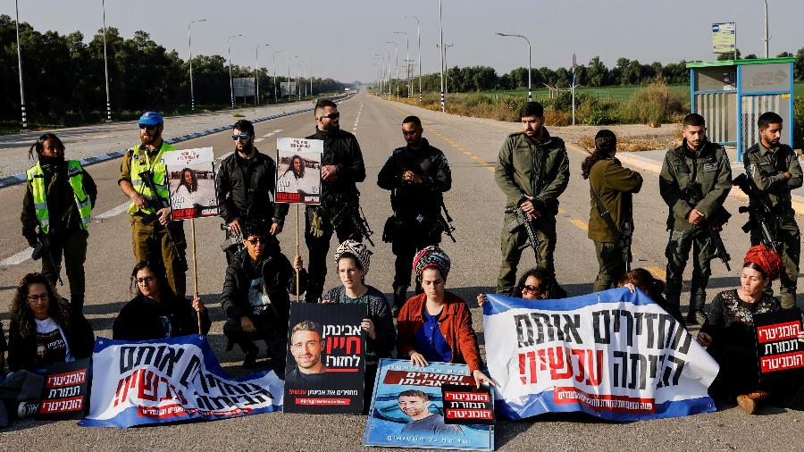 9.jan.2024 - Familiares de israelenses sequestrados pelo Hamas manifestam-se contra a entrada de ajuda humanitária na Faixa de Gaza até que os reféns sejam libertados, perto da passagem de Kerem Shalom