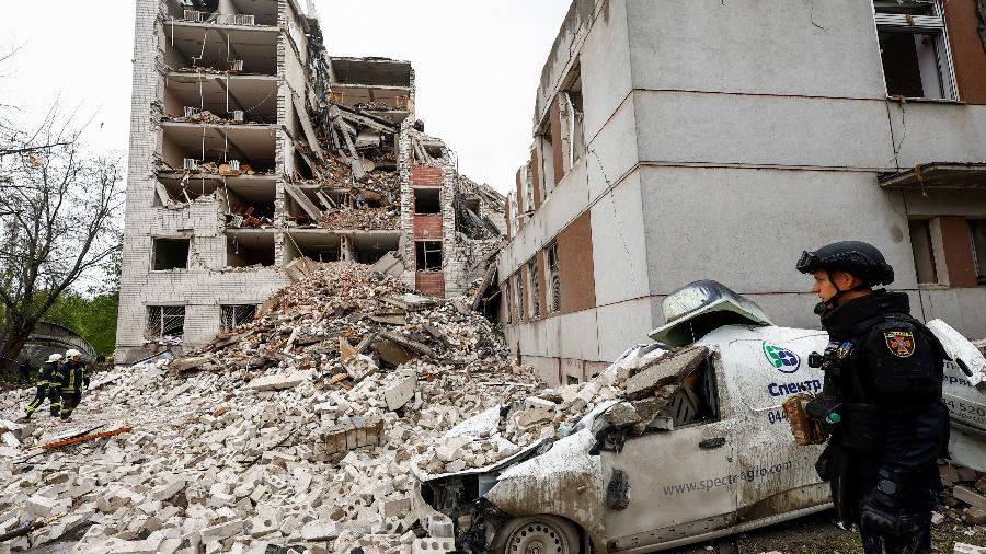 Equipes de resgate trabalham no local de um prédio destruído durante um ataque com mísseis russo em Chernihiv, Ucrânia, 17 de abril de 2024 - Valentyn Ogirenko/REUTERS