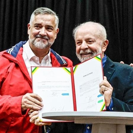 15.mai.2024 - Paulo Pimenta (e) e Lula mostram documento que cria a Secretaria Extraordinária da Presidência da República Para Apoio à Reconstrução do Rio Grande do Sul