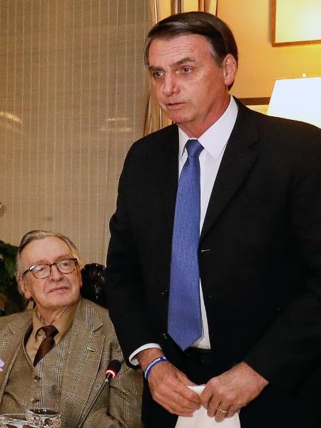 Olavo de Carvalho e Jair Bolsonaro em encontro da extrema direita na Embaixada do Brasil em Washington em 2019