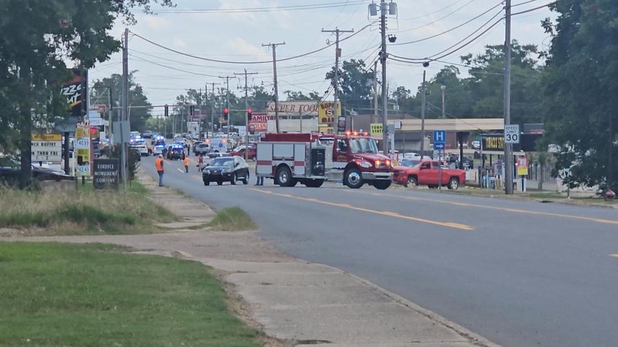 Veículos de emergência no local de um tiroteio em Fordyce, Arkansas